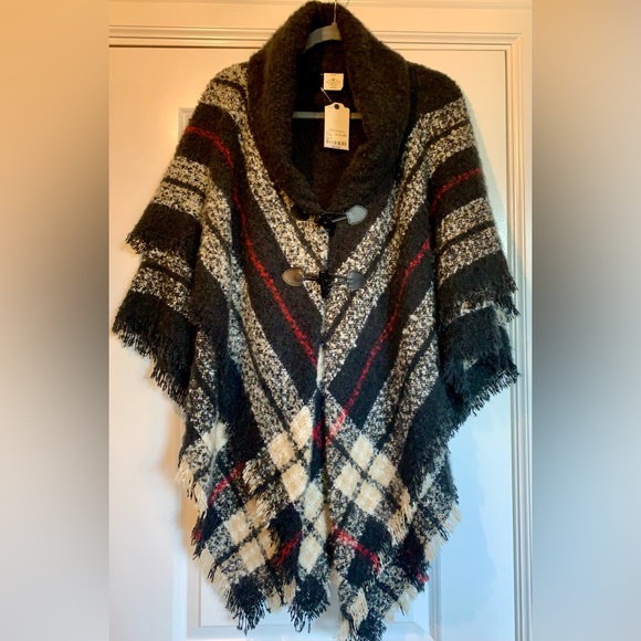 NWT STUNNING SOFT PLAID CAPE W/LEATHER & BONE BUTTONS. ONE SIZE FTS MOST. - Picture 7 of 7